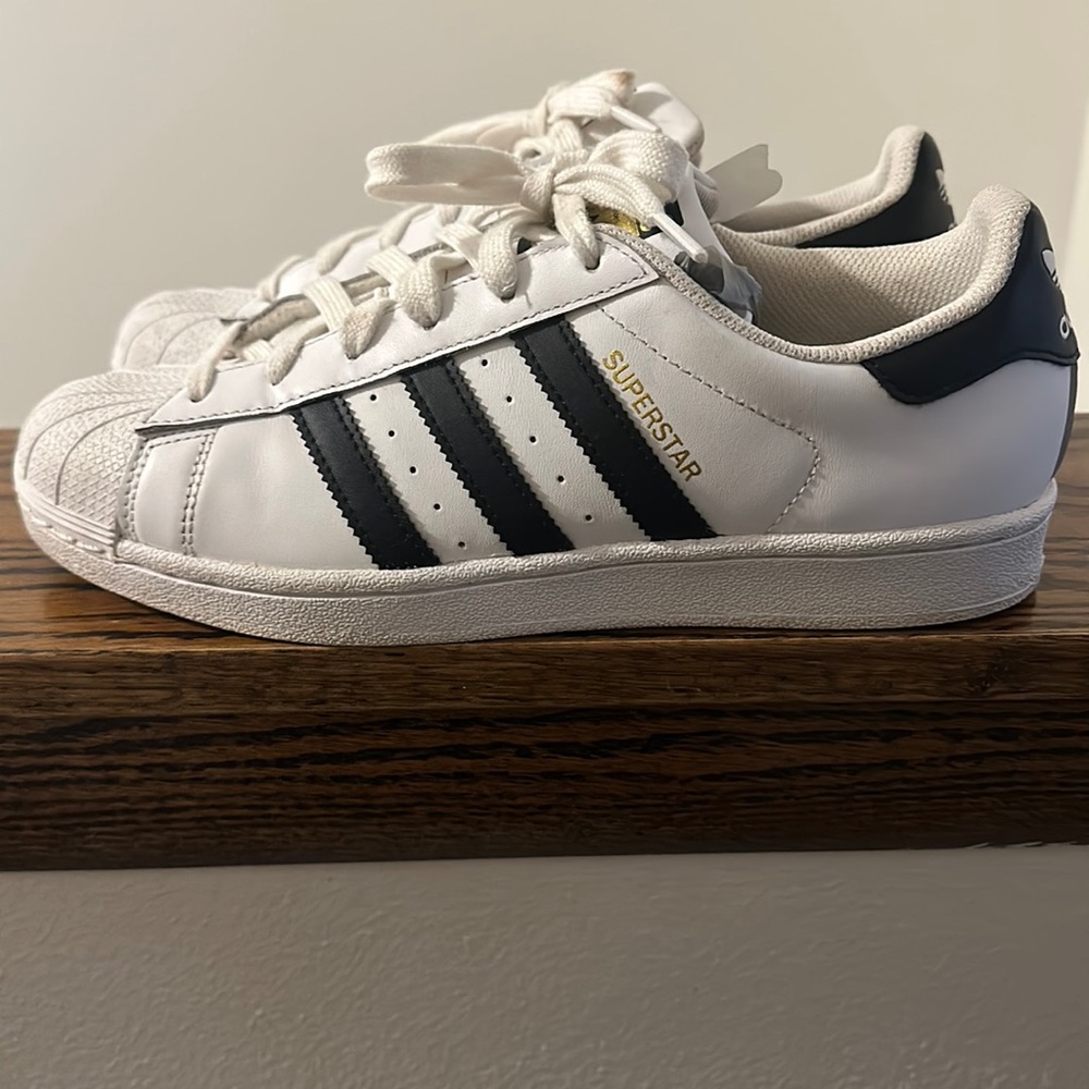 Shelltoe adidas white and blk size 7 men 9 women